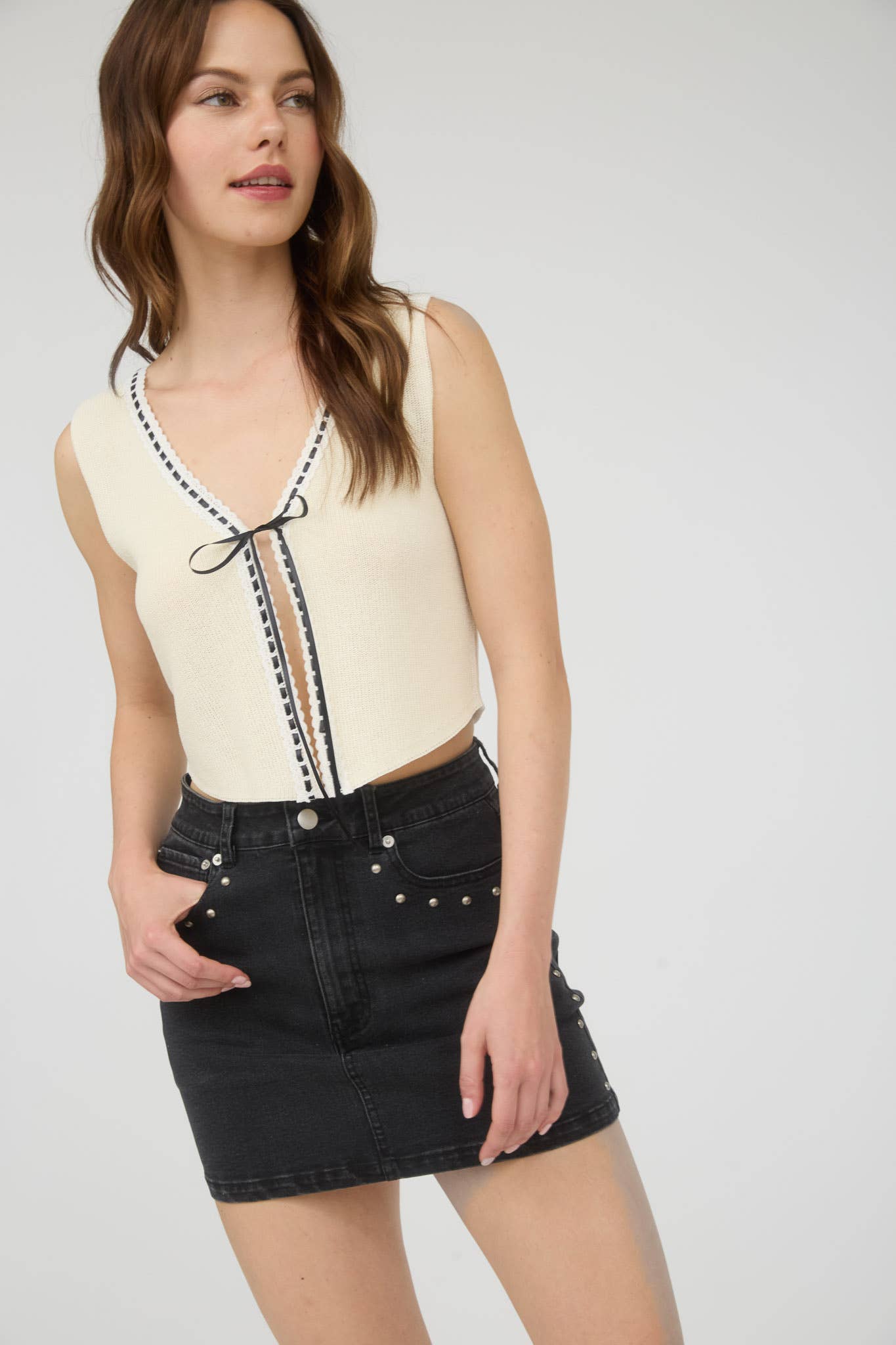 STUD DETAIL DENIM MINI SKIRT : BLACK