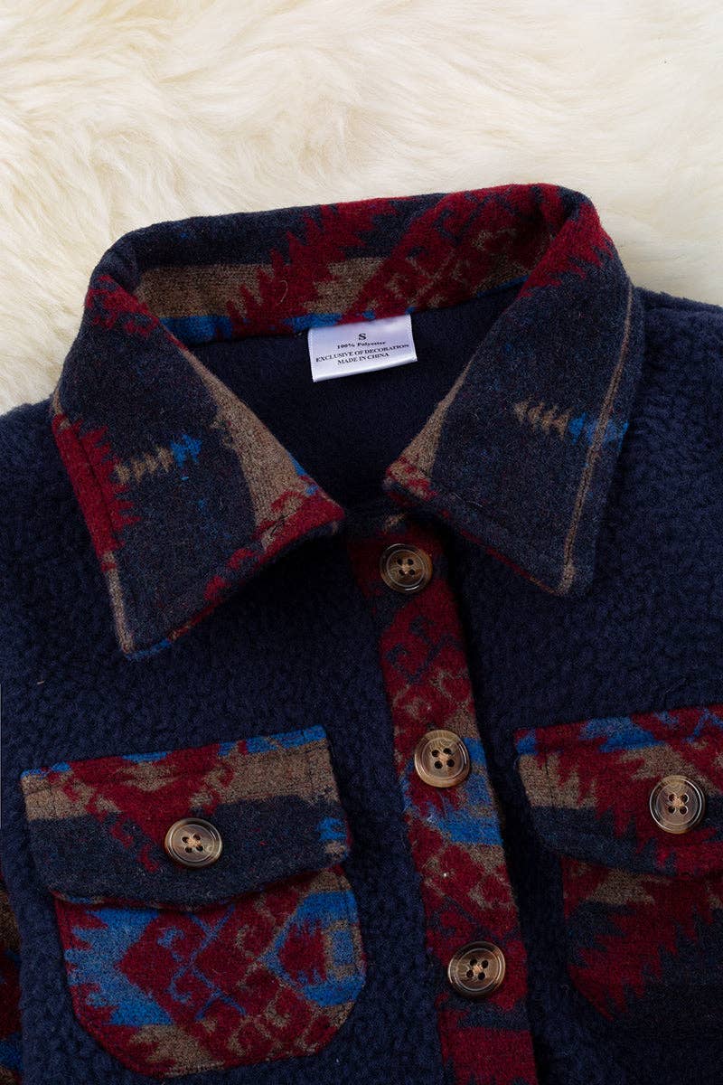 💎Navy blue sherpa shacket with geometric printed sleeve. TPG65133050SOL