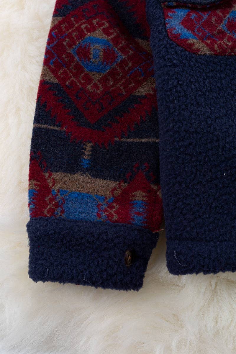 💎Navy blue sherpa shacket with geometric printed sleeve. TPG65133050SOL